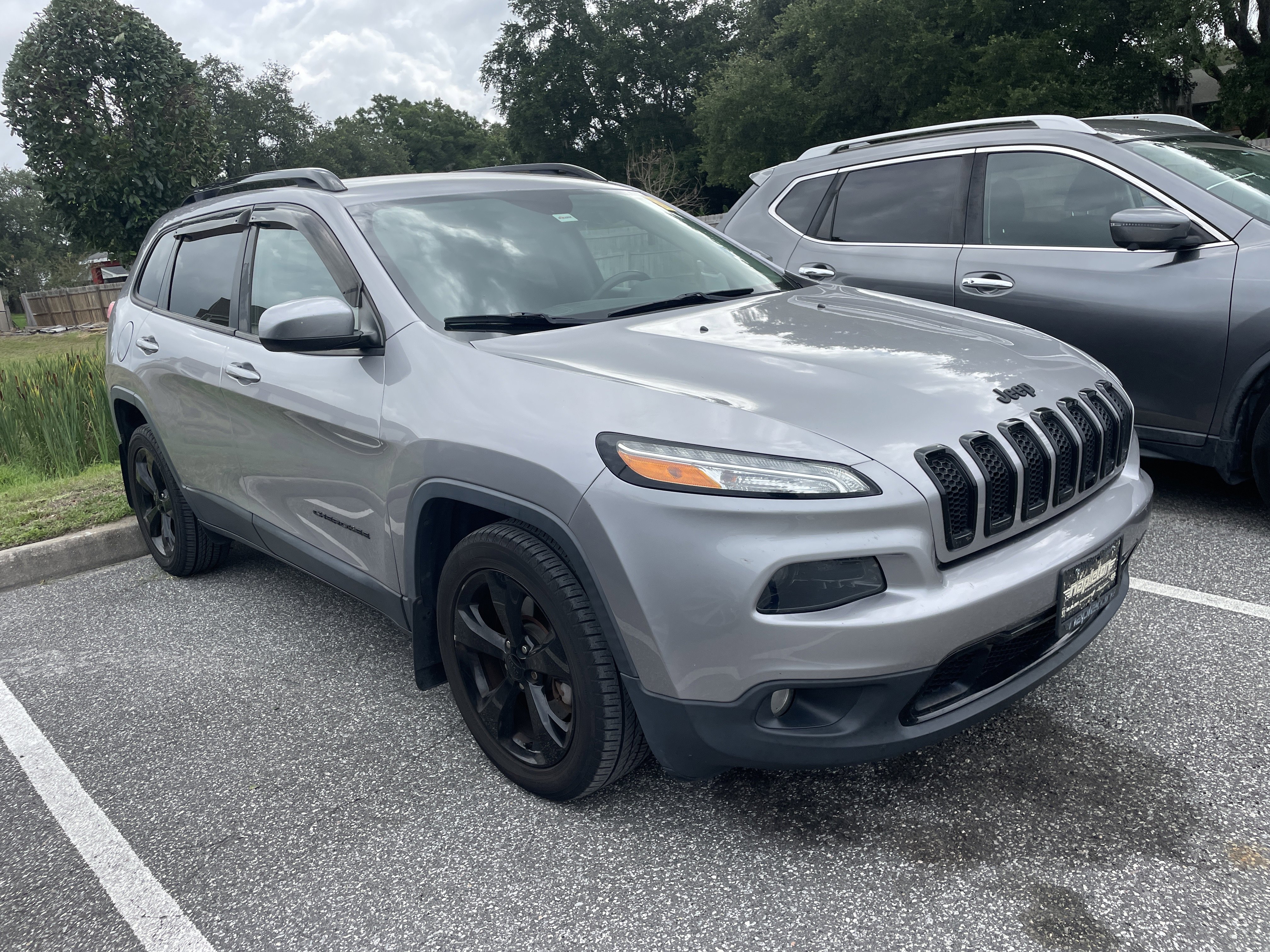Used 2018 Jeep Cherokee Latitude w/ Altitude Package FWD image 5