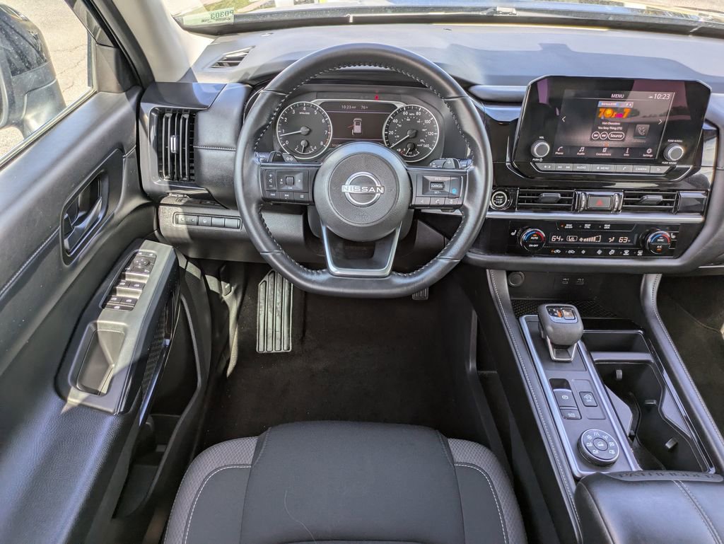 Used 2024 Nissan Pathfinder SV image 17