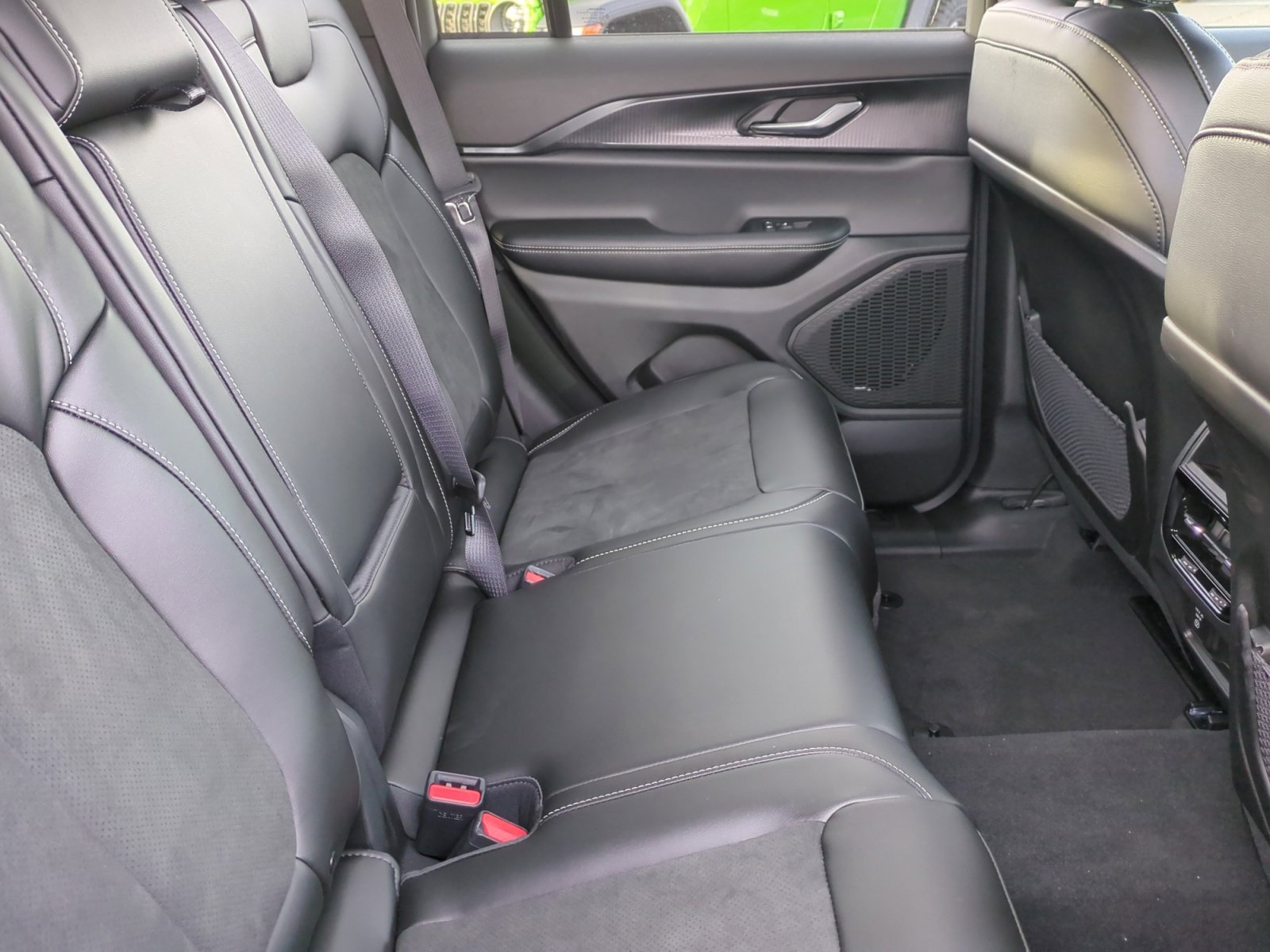 New 2025 Jeep Grand Cherokee Altitude image 18