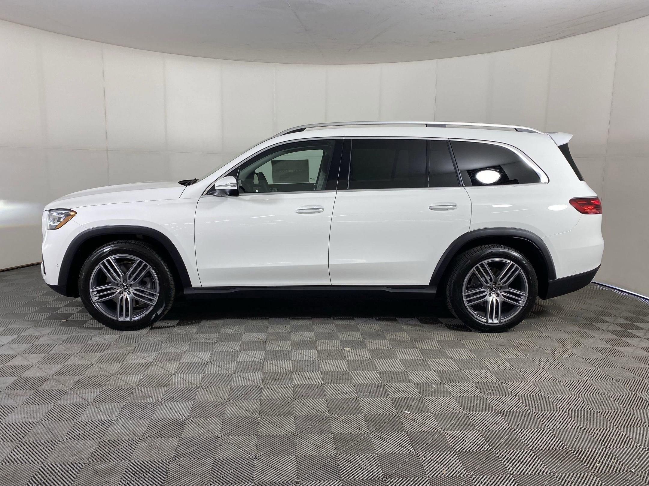 New 2025 Mercedes-Benz GLS 450 4MATIC image 2