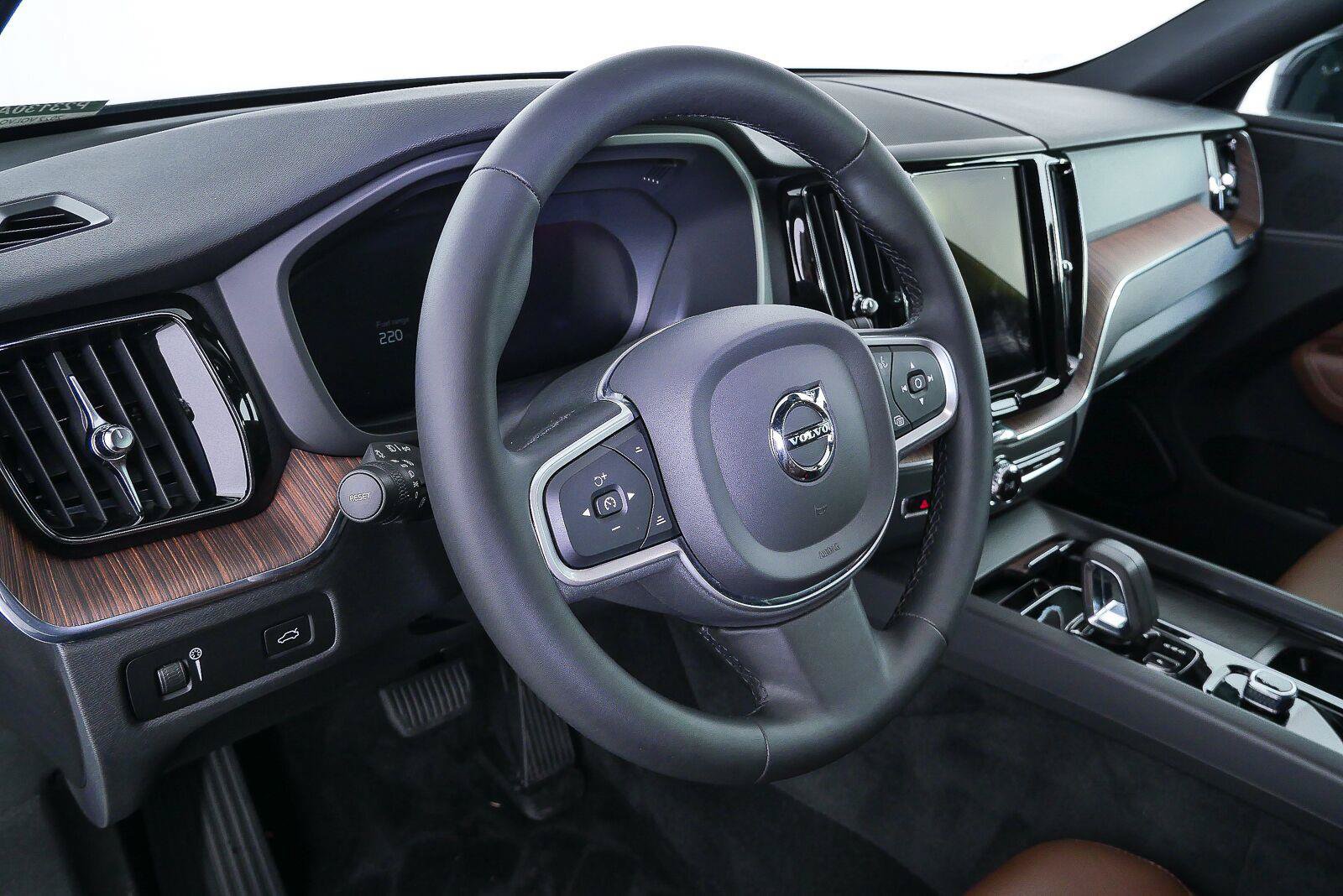 Used 2022 Volvo XC60 B5 Momentum w/ Advanced Package FWD image 4