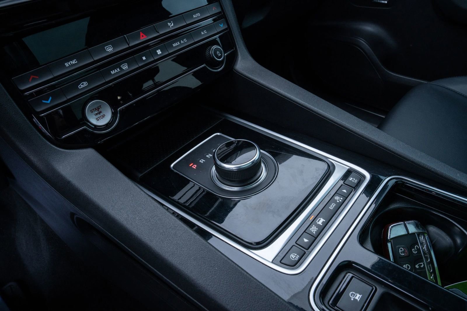 Used 2018 Jaguar F-PACE Premium image 15