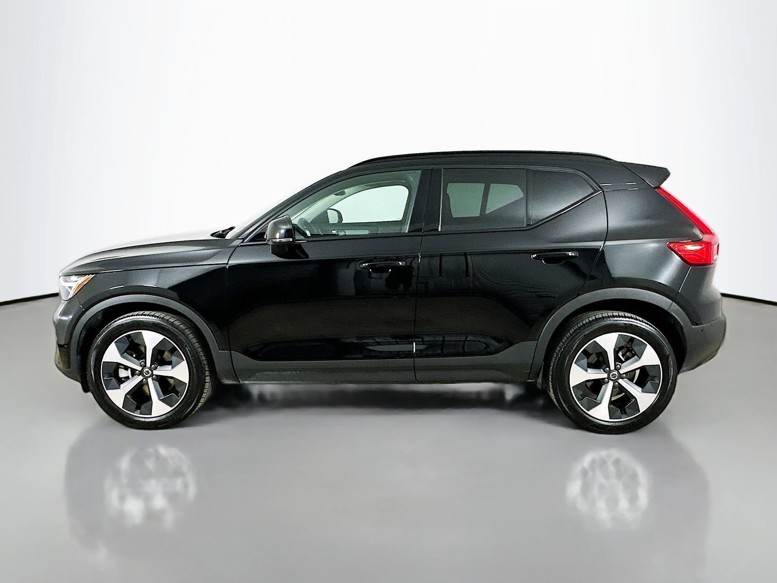 Used 2026 Volvo XC40 B5 Plus AWD/4WD image 8