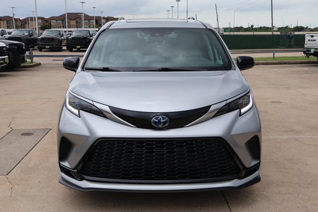Used 2024 Toyota Sienna XSE FWD image 2