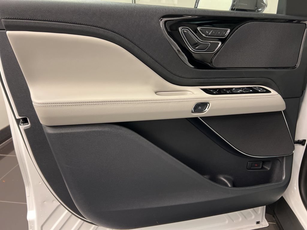 New 2026 Lincoln Aviator AWD image 29