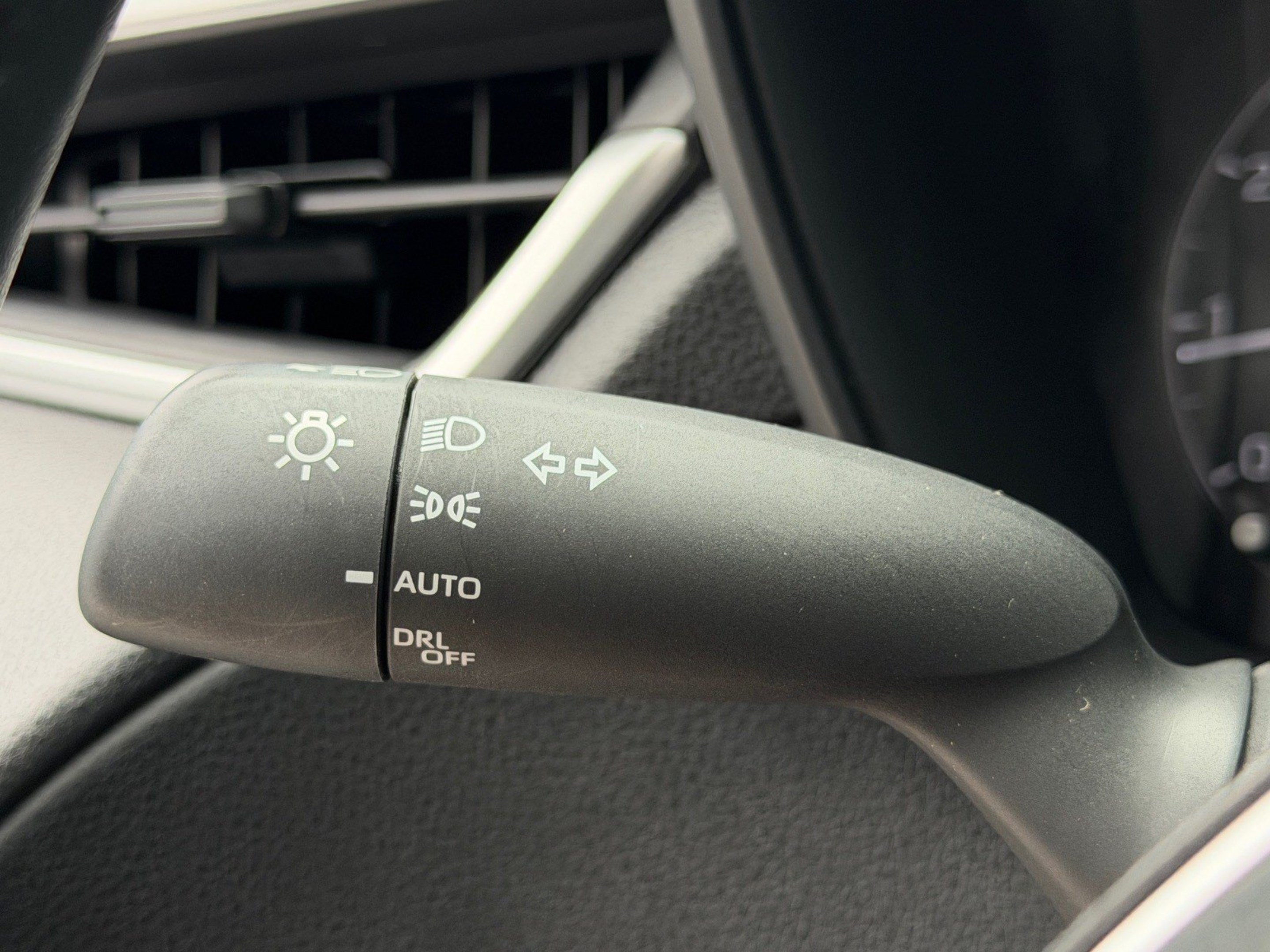 Used 2025 Toyota Corolla Cross LE FWD image 27