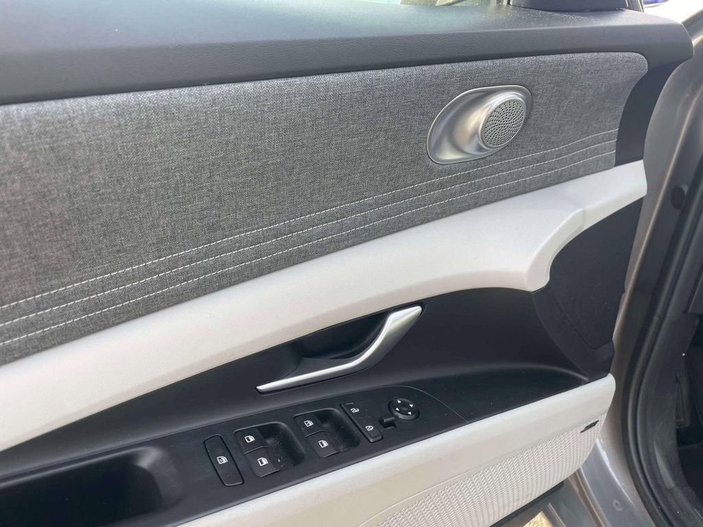 Used 2023 Hyundai Elantra Limited image 17