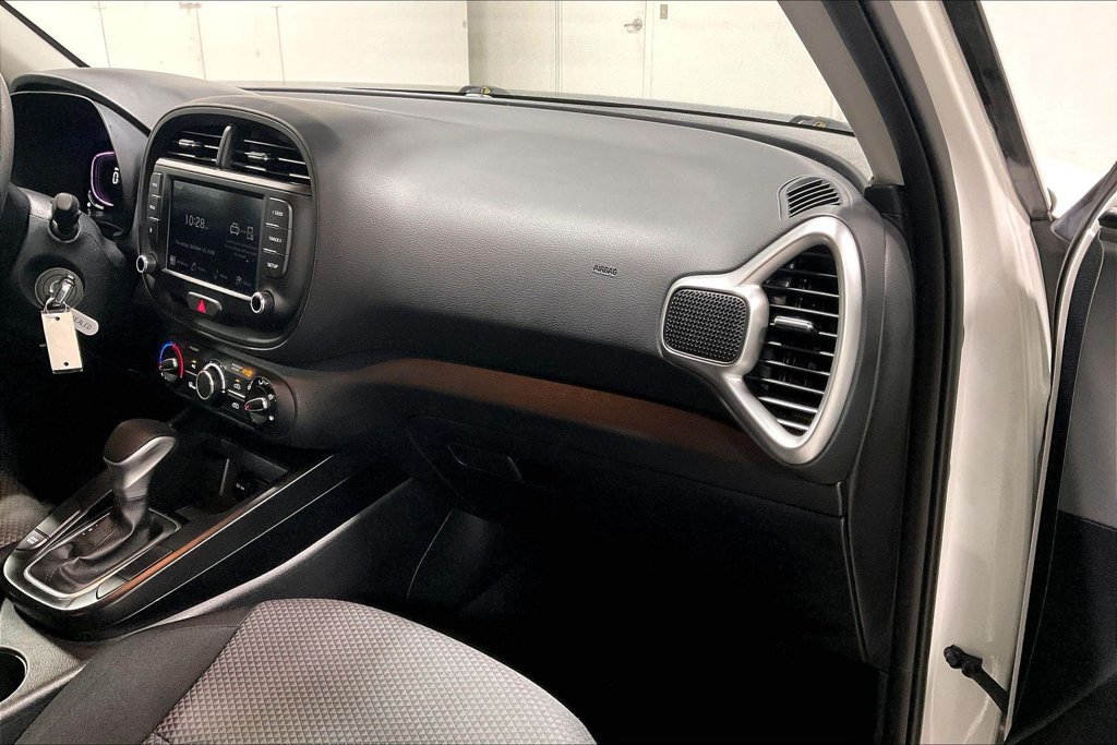 Used 2025 Kia Soul LX w/ LX Technology Package FWD image 19