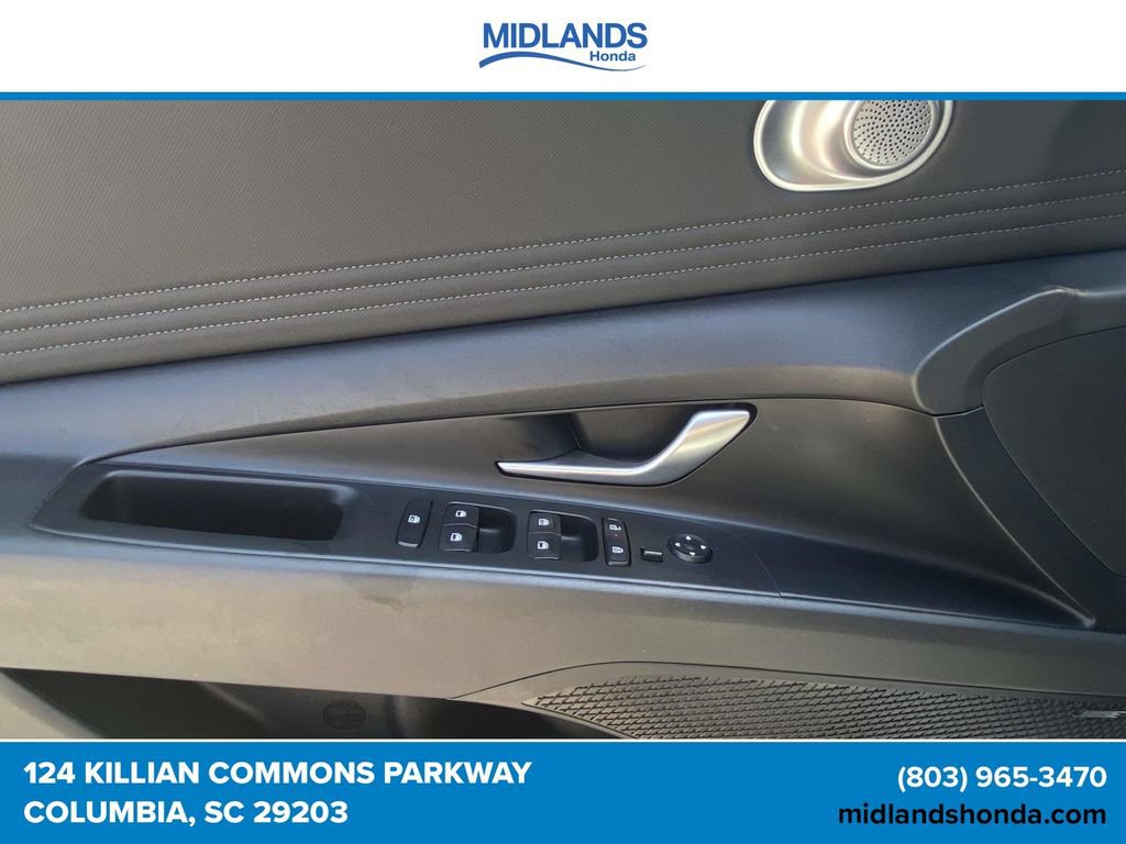 Used 2025 Hyundai Elantra Limited FWD image 17