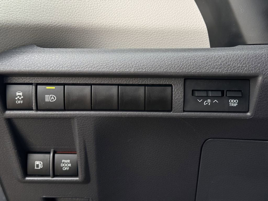 Used 2024 Toyota Sienna LE image 23