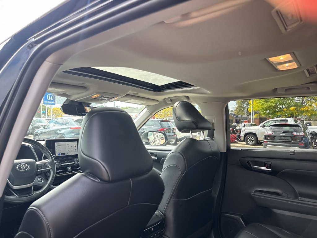 Used 2023 Toyota Highlander XLE AWD/4WD image 41