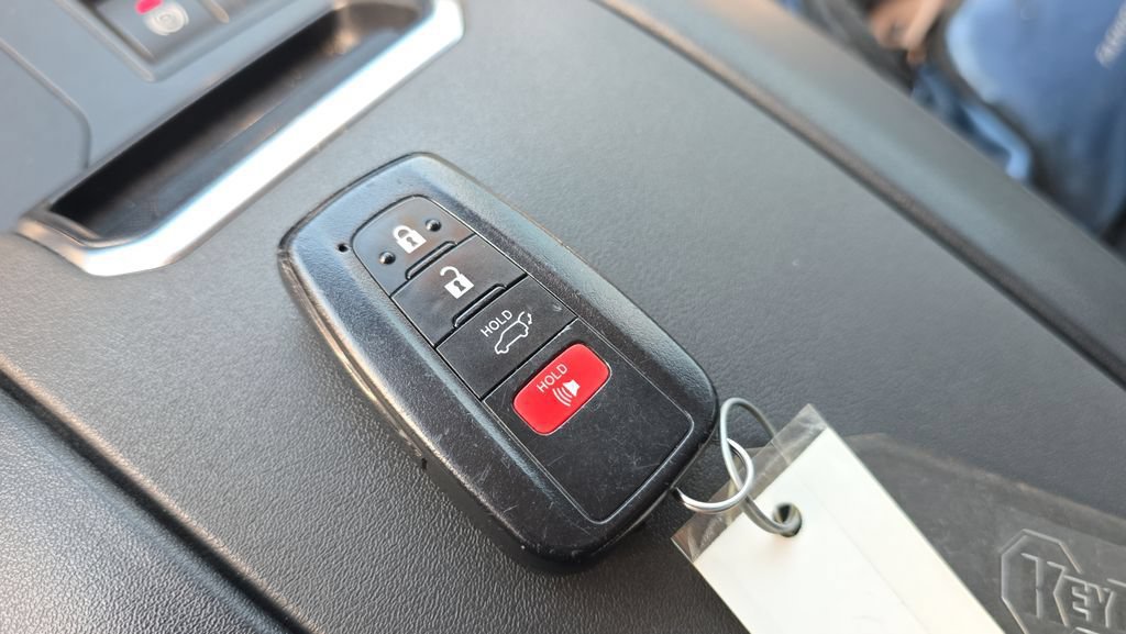 Used 2023 Toyota Highlander XLE FWD image 29