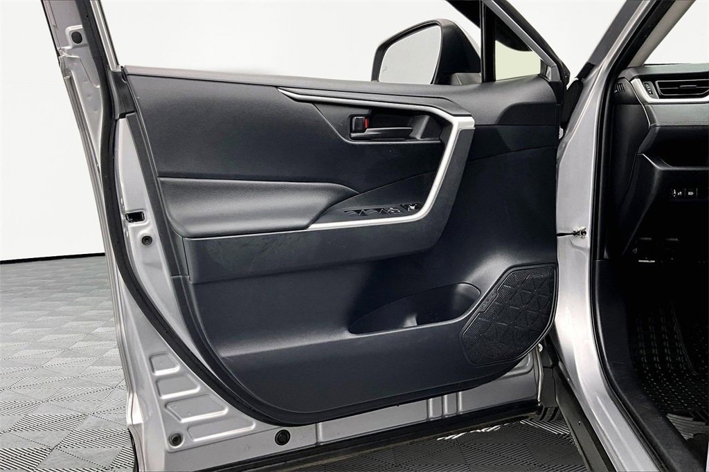 Used 2019 Toyota RAV4 LE image 23