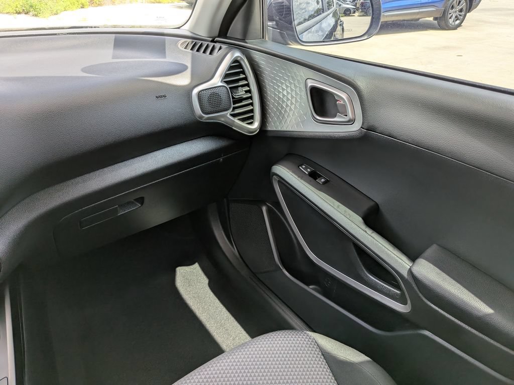 Certified 2025 Kia Soul LX w/ LX Technology Package FWD image 17