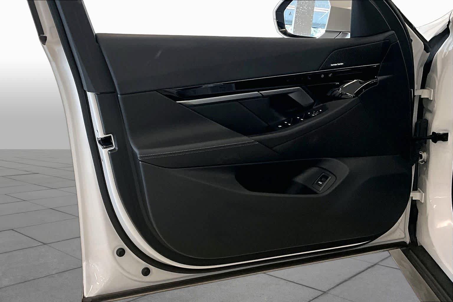 Used 2024 BMW 530i w/ Convenience Package RWD image 19