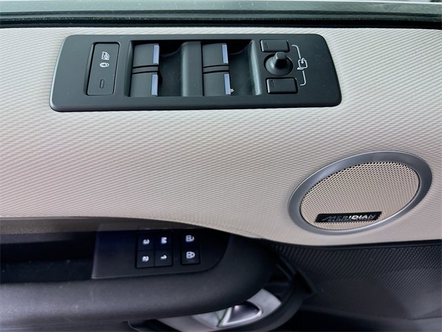Certified 2023 Land Rover Discovery Metropolitan Edition image 20