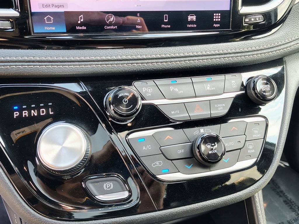 Used 2024 Chrysler Pacifica Premium FWD image 29