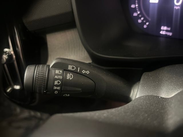 Used 2025 Volvo XC40 B5 Plus AWD/4WD image 20