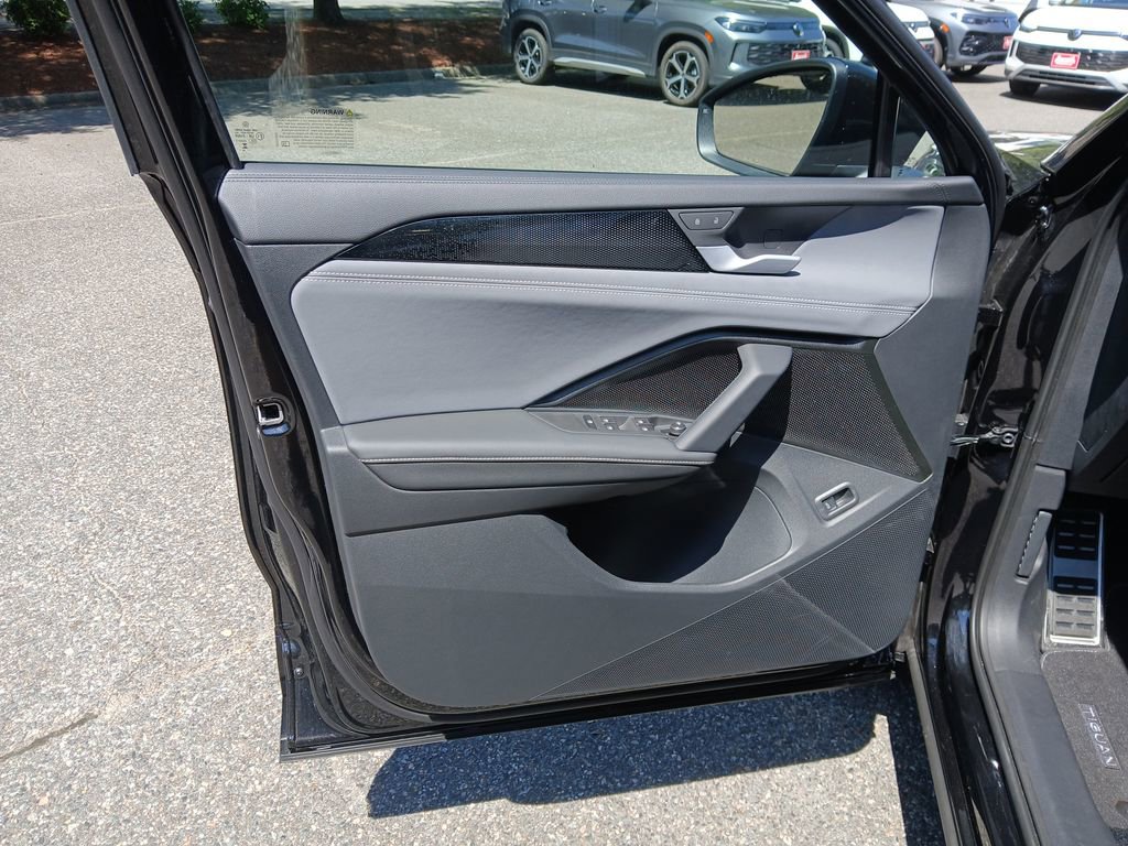 Used 2025 Volkswagen Tiguan SE R-Line image 12