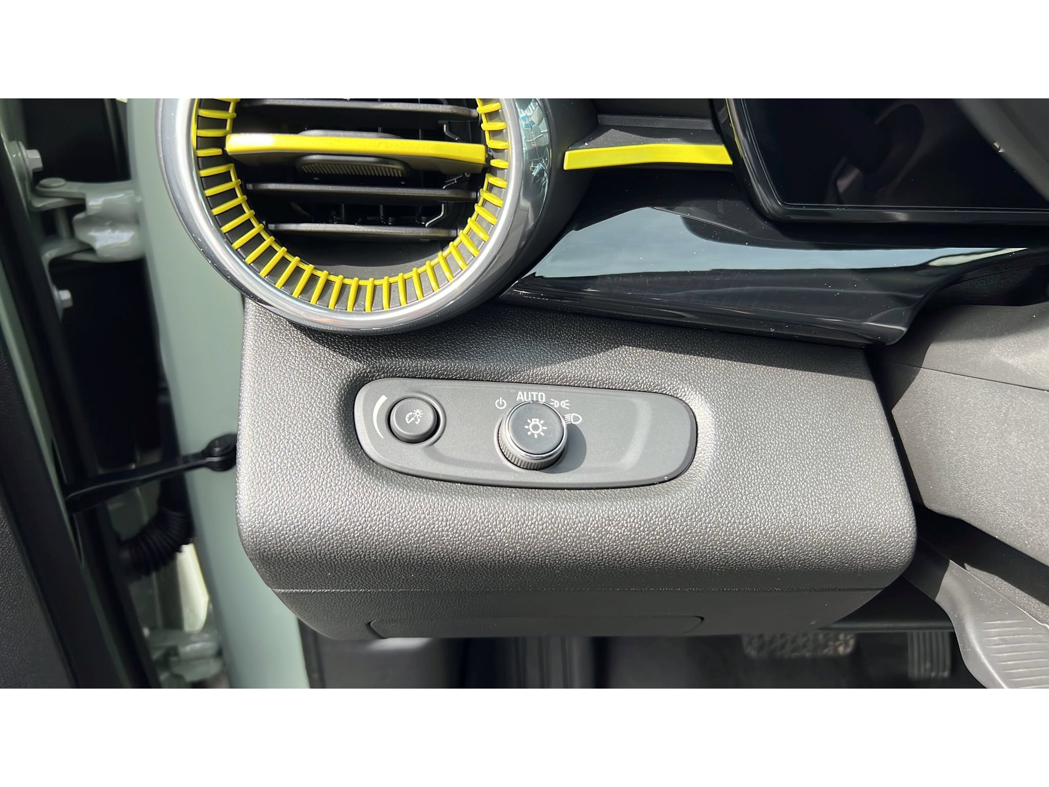 Certified 2025 Chevrolet Trax ACTIV w/ Sunroof Package FWD image 23