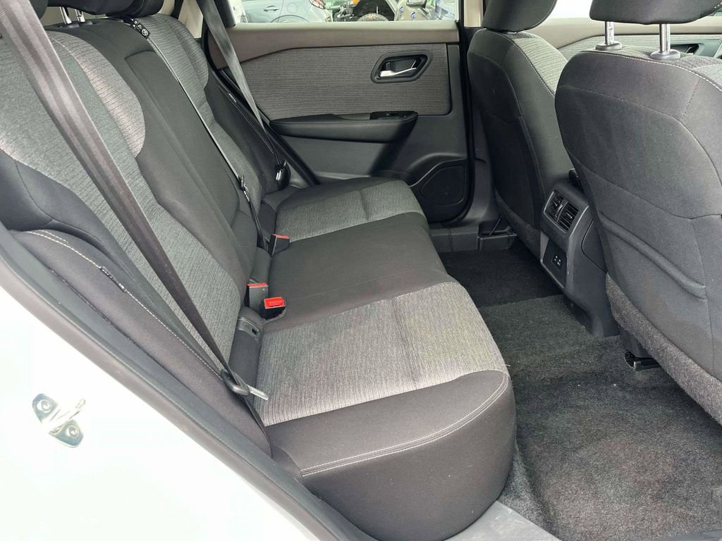 Used 2023 Nissan Rogue SV image 9
