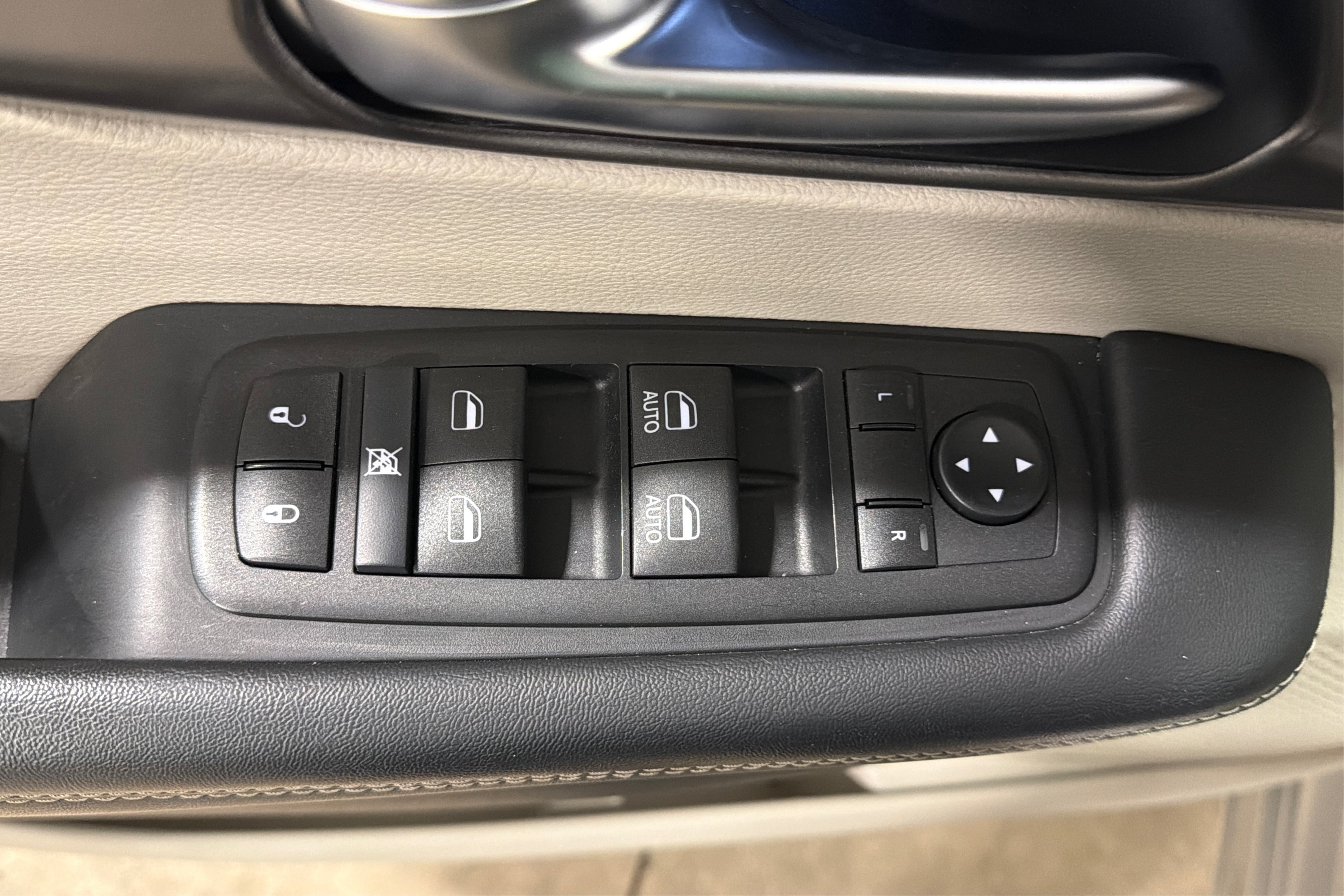Used 2024 Chrysler Pacifica Touring-L FWD image 16