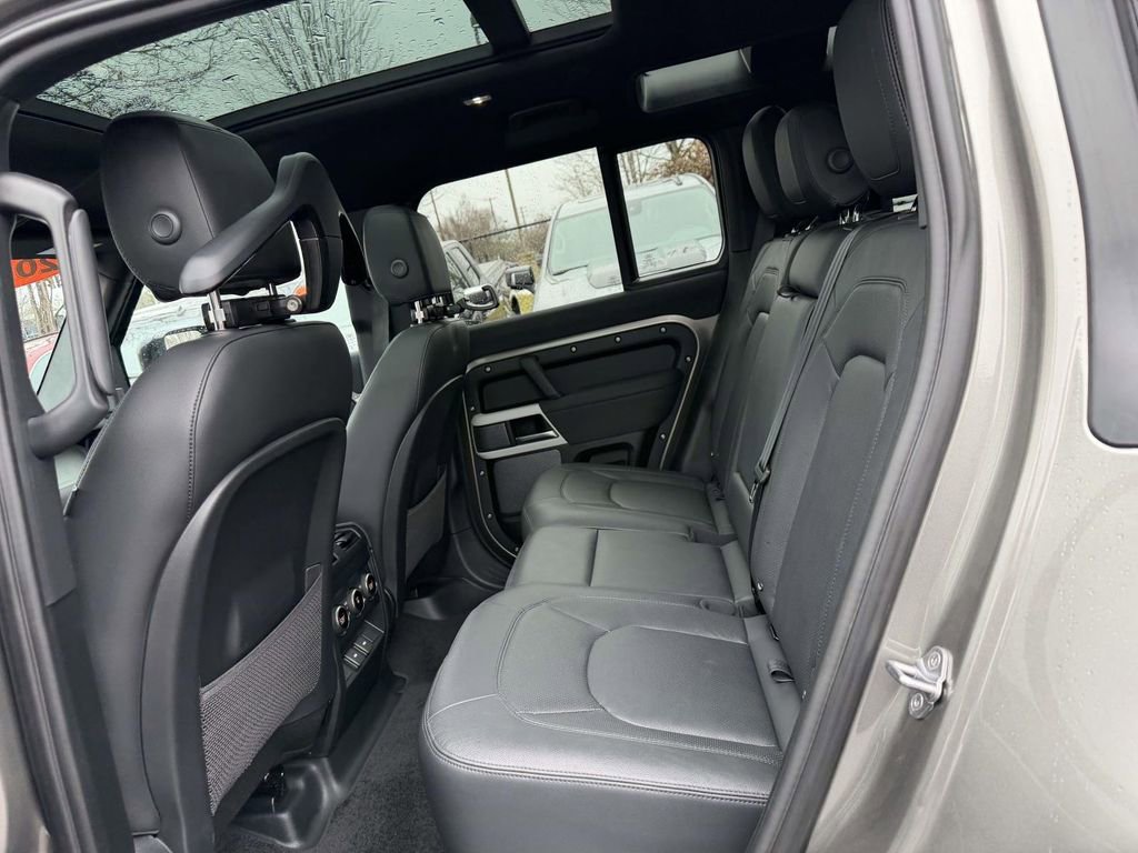 Used 2023 Land Rover Defender 110 S AWD/4WD image 9