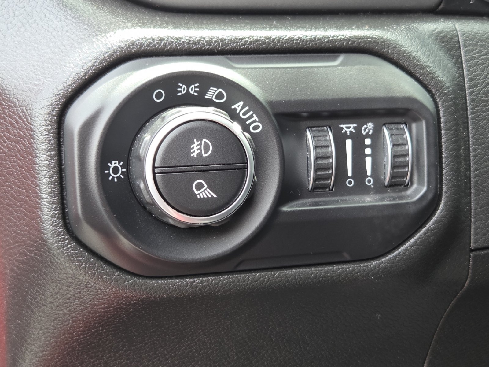 Used 2022 Jeep Gladiator Sport AWD/4WD image 12