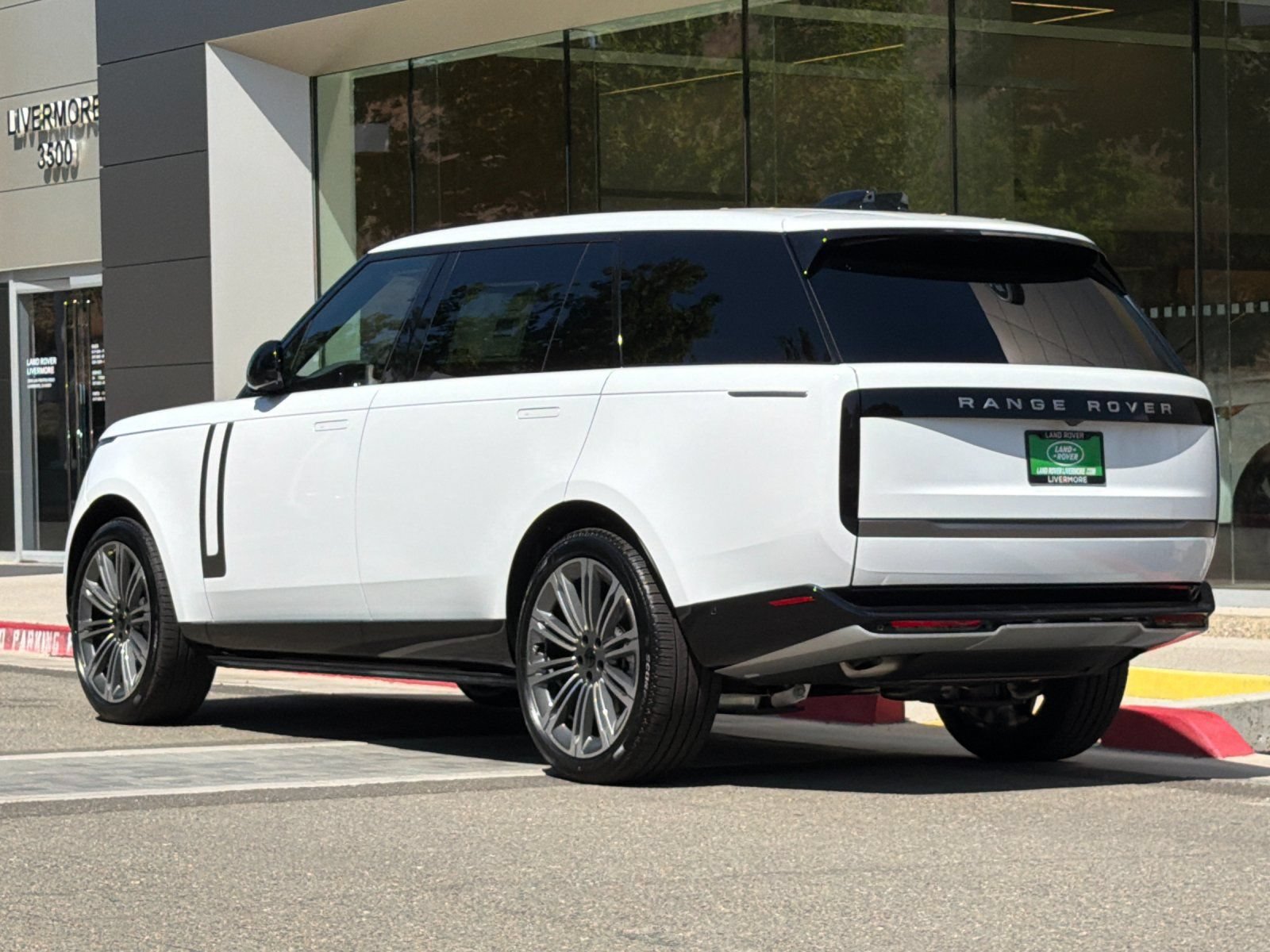 New 2026 Land Rover Range Rover Long Wheelbase SE AWD/4WD image 4