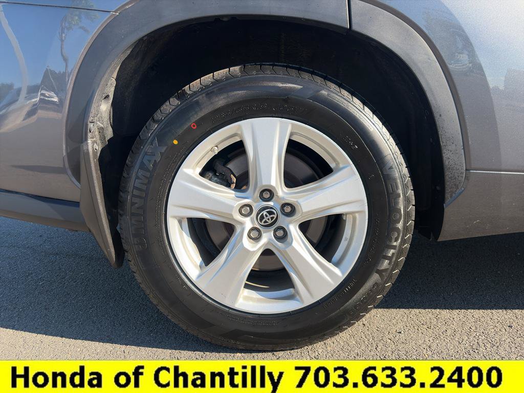 Used 2023 Toyota Highlander LE AWD/4WD image 29