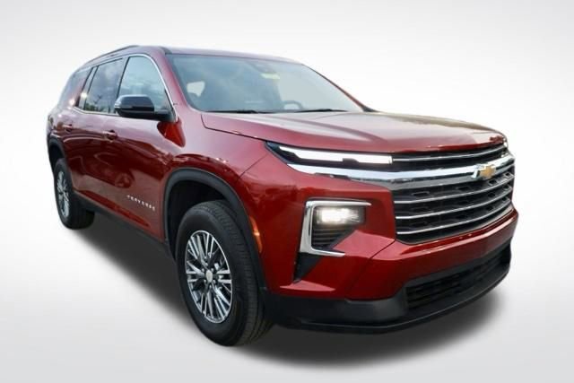 Used 2025 Chevrolet Traverse LT image 2