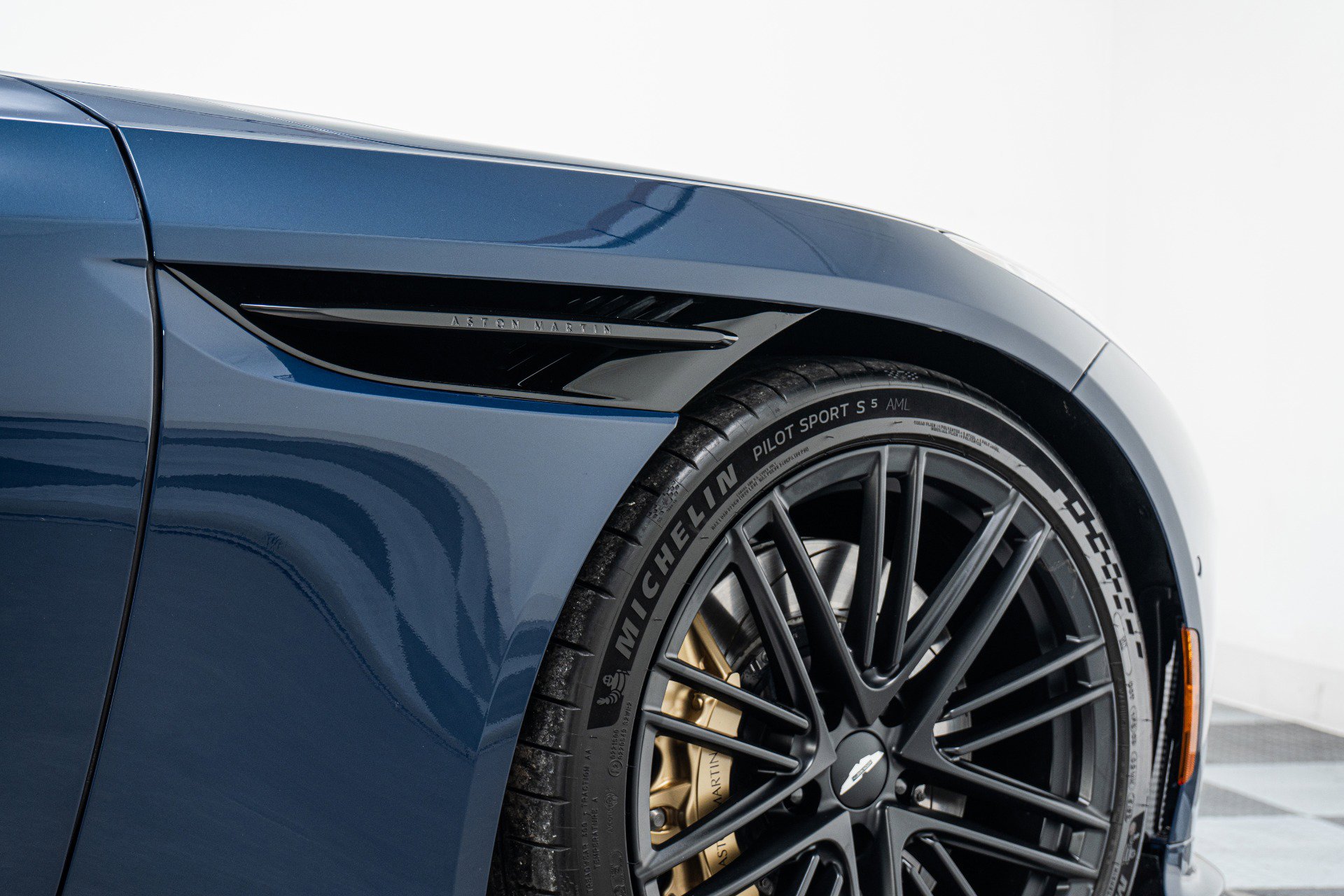 Used 2024 Aston Martin DB12 Volante -Carbon Fiber Bucket S image 36