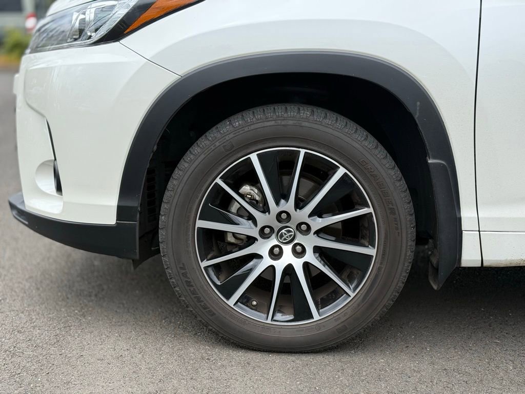 Used 2017 Toyota Highlander SE AWD/4WD image 9
