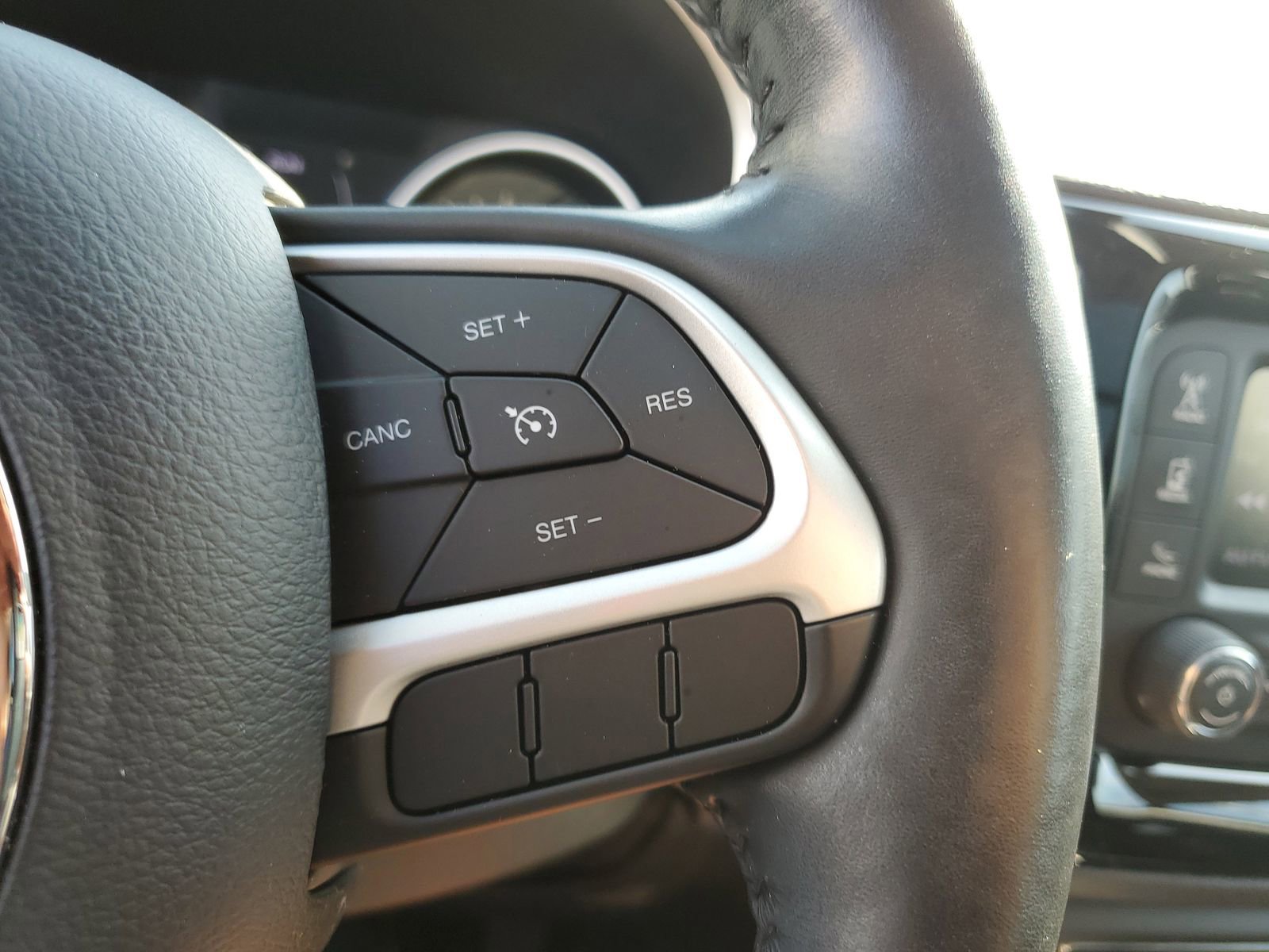 Used 2018 Jeep Compass Latitude AWD/4WD image 23