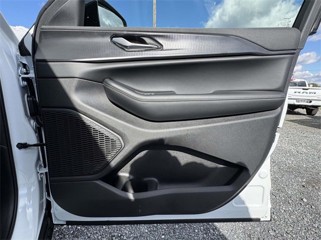 New 2025 Jeep Grand Cherokee L Laredo image 12