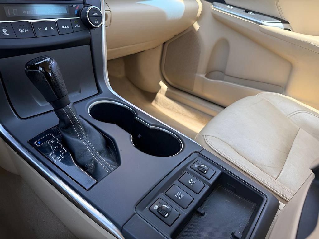 Used 2017 Toyota Camry XLE w/ Moonroof Package FWD image 13