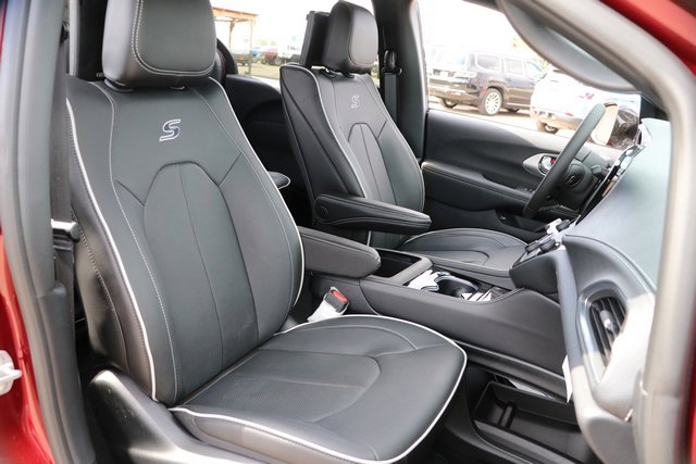 New 2023 Chrysler Pacifica Limited w/ Uconnect Theater Family Group image 44