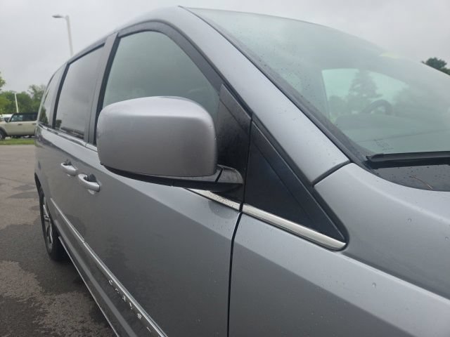 Used 2015 Chrysler Town & Country S FWD image 5