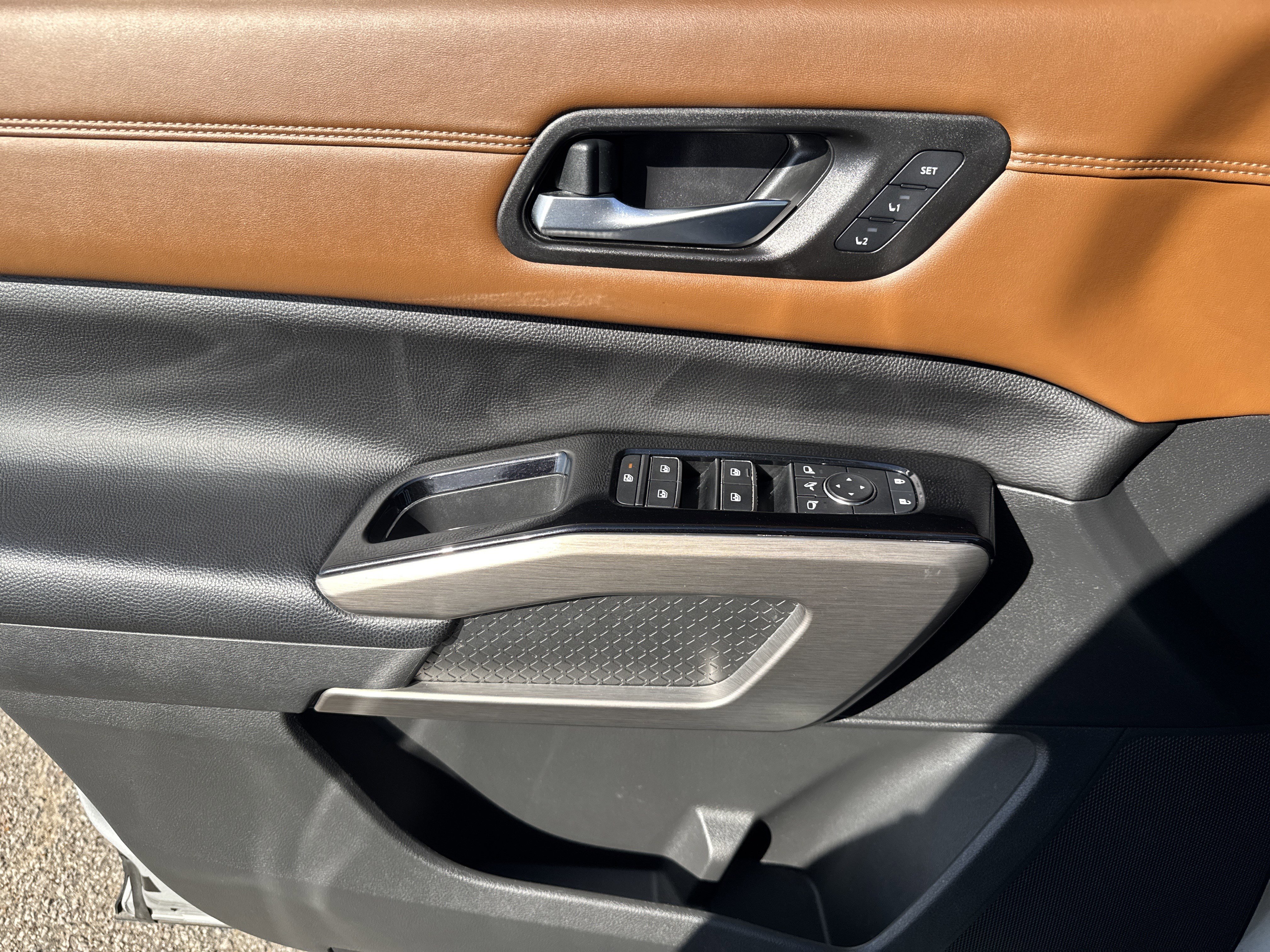 Used 2023 Nissan Pathfinder Platinum image 9