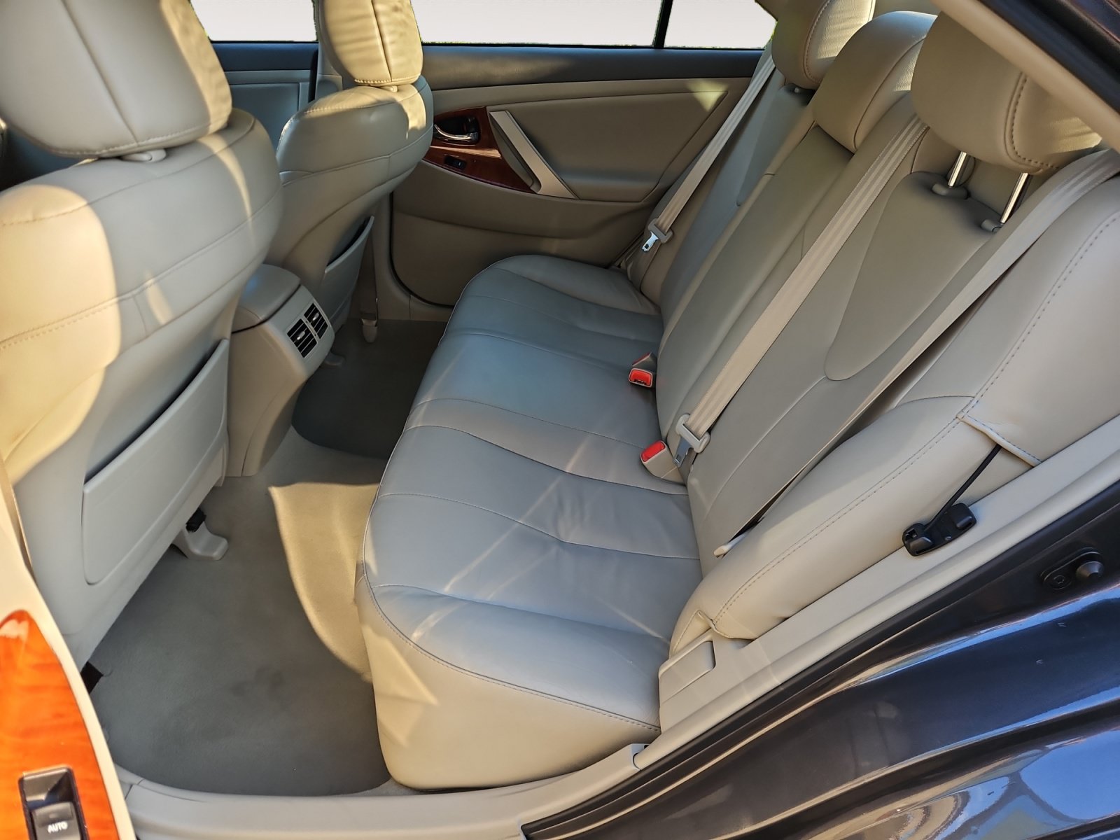 Used 2011 Toyota Camry XLE w/ SE/XLE Extra-Value Pkg FWD image 12