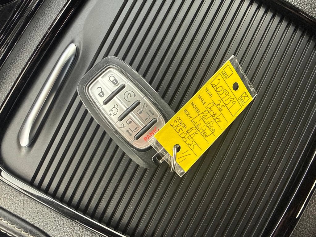 Used 2025 Chrysler Pacifica Limited FWD image 59