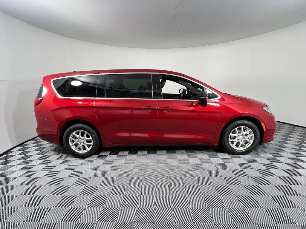 New 2026 Chrysler Pacifica Select image 8