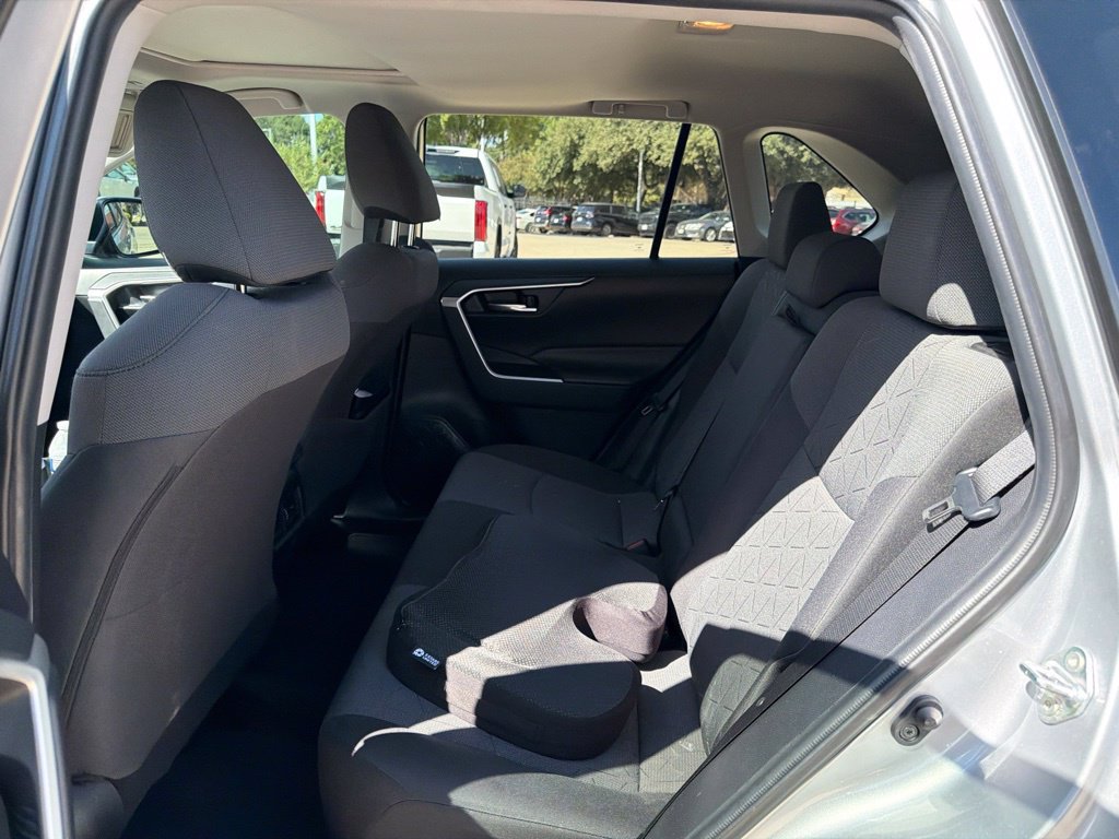 Used 2020 Toyota RAV4 XLE w/ Convenience Package FWD image 12