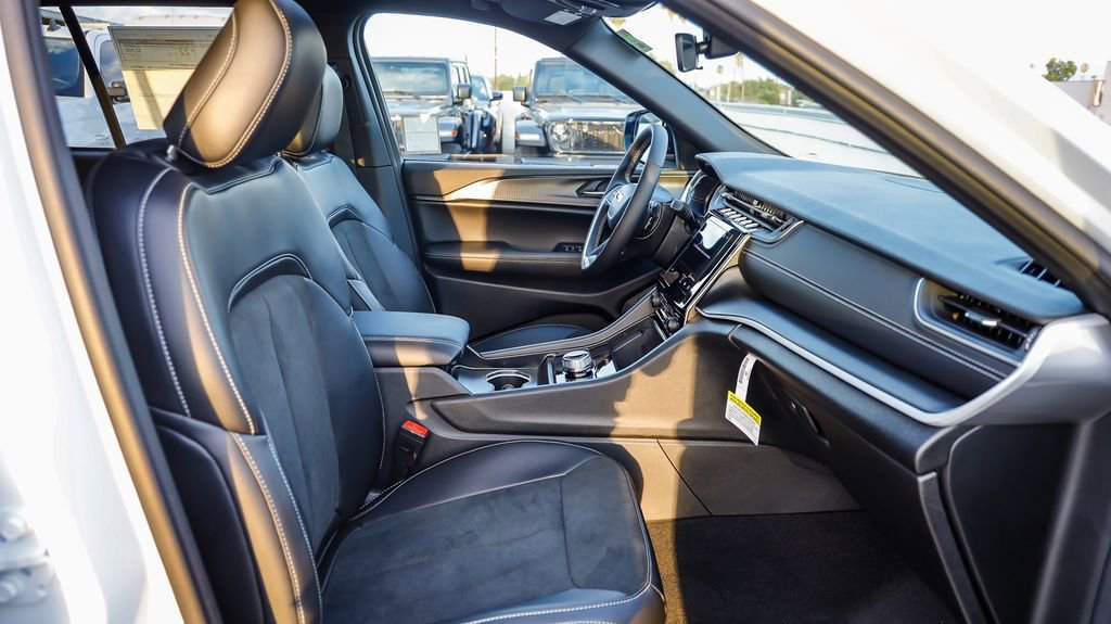 New 2025 Jeep Grand Cherokee Altitude image 18