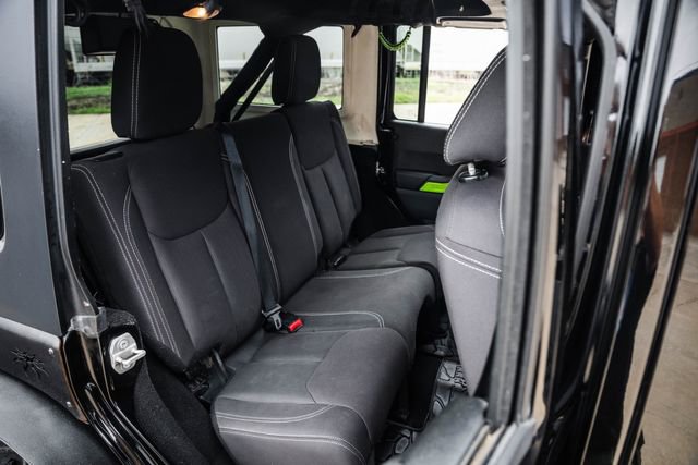 Used 2016 Jeep Wrangler Unlimited Sahara w/ Connectivity Group AWD/4WD image 70