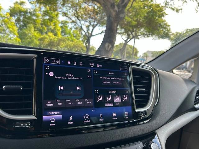 Certified 2024 Chrysler Pacifica Touring-L FWD image 23