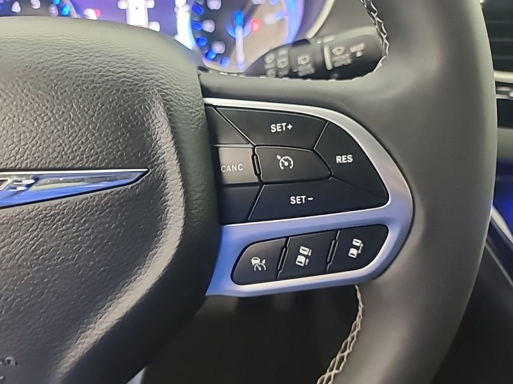 Used 2025 Chrysler Pacifica Select image 30