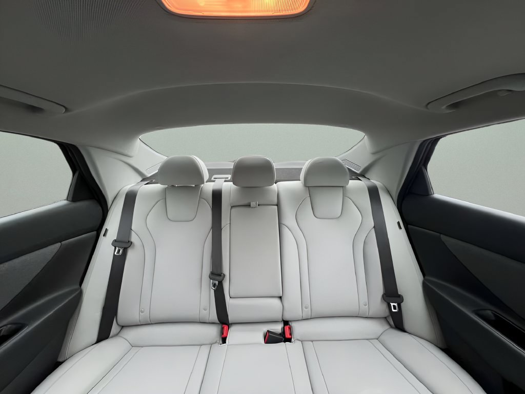 Used 2025 Hyundai Elantra Limited FWD image 18