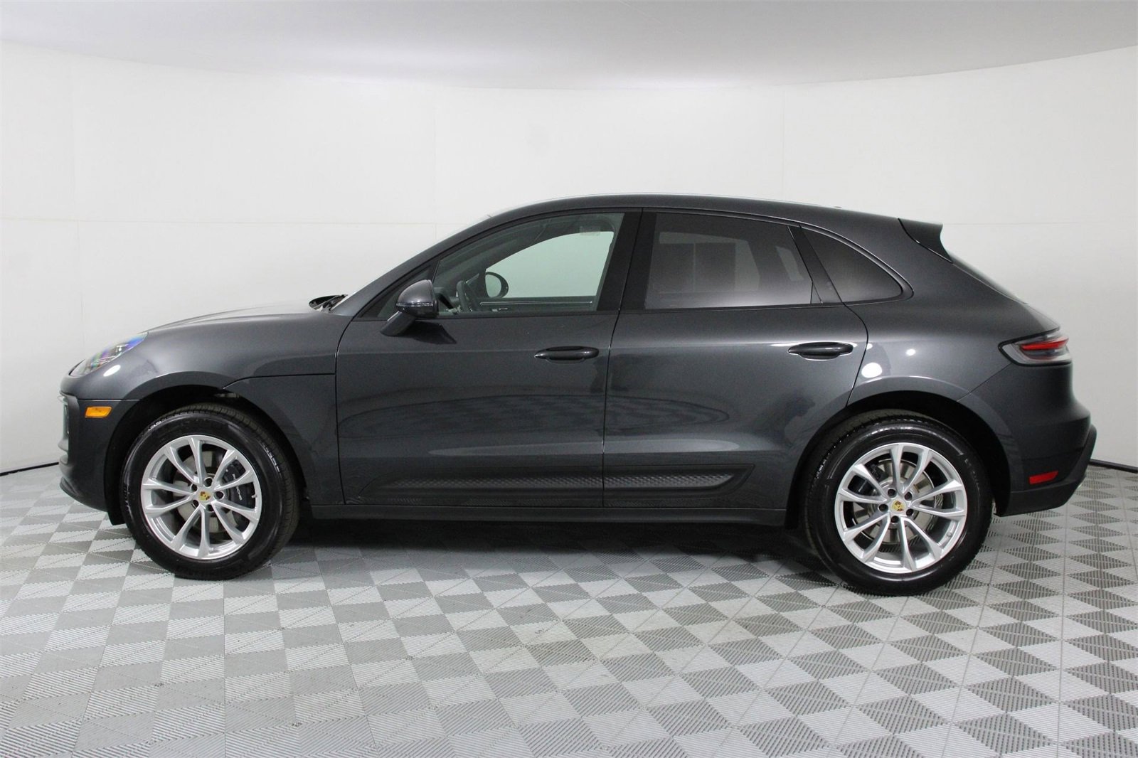 Used 2025 Porsche Macan image 2