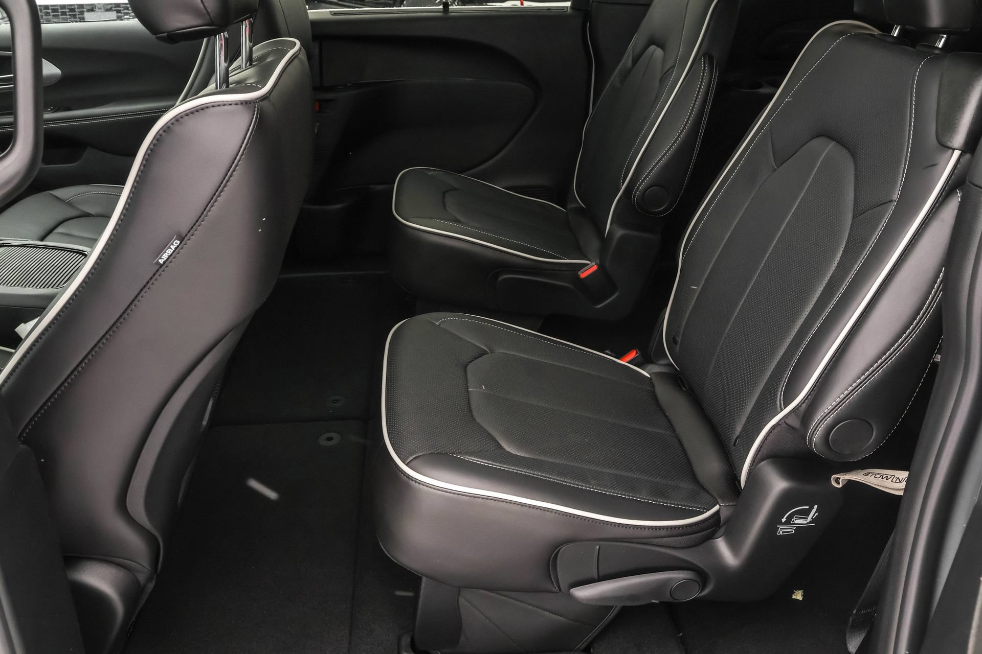 New 2026 Chrysler Pacifica Limited w/ S Appearance Package AWD/4WD image 16